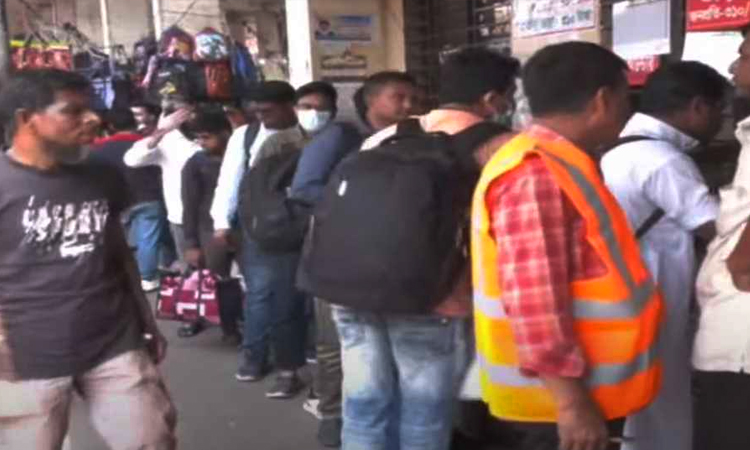 স্বপ্ন যাচ্ছে বাড়ি, ঈদের ছুটিতে রাজধানী ছাড়ার হিড়িক