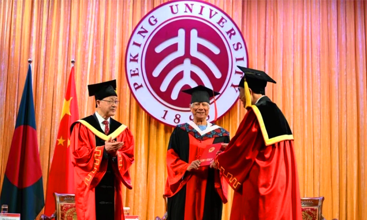 প্রধান উপদেষ্টাকে সম্মানসূচক ডক্টরেট ডিগ্রি দিল পিকিং বিশ্ববিদ্যালয়