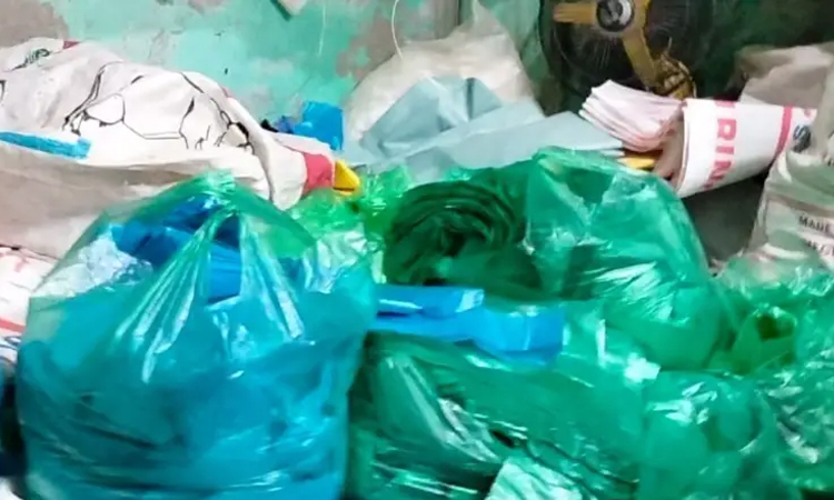 নিষিদ্ধের ছয় মাস পরও পলিথিনে সয়লাব বাজার
