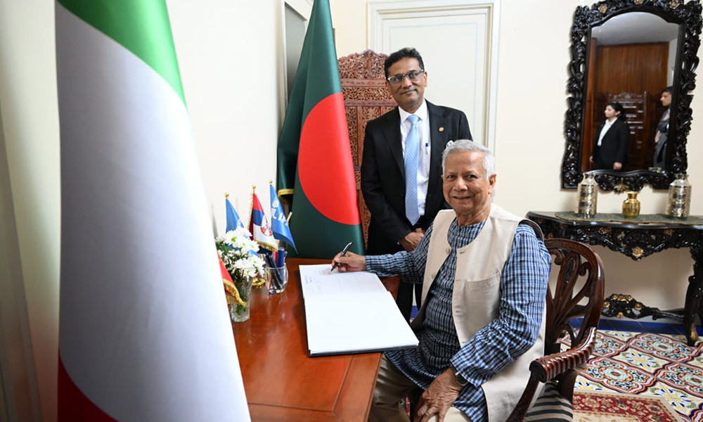 রোমে বাংলাদেশ হাউস পরিদর্শন করলেন প্রধান উপদেষ্টা