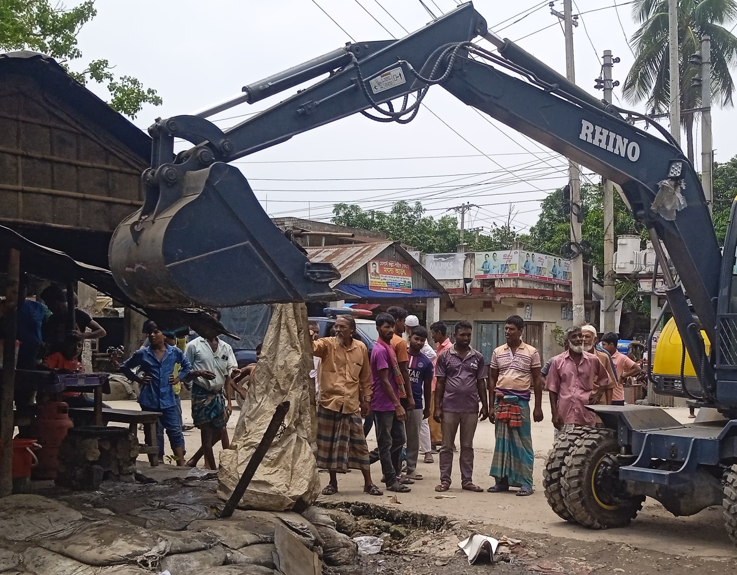 আখাউড়ায় প্রশাসনের অভিযানে সরকারি জায়গা দখলমুক্ত ও তিন ব্যবসায়ীকে জরিমানা