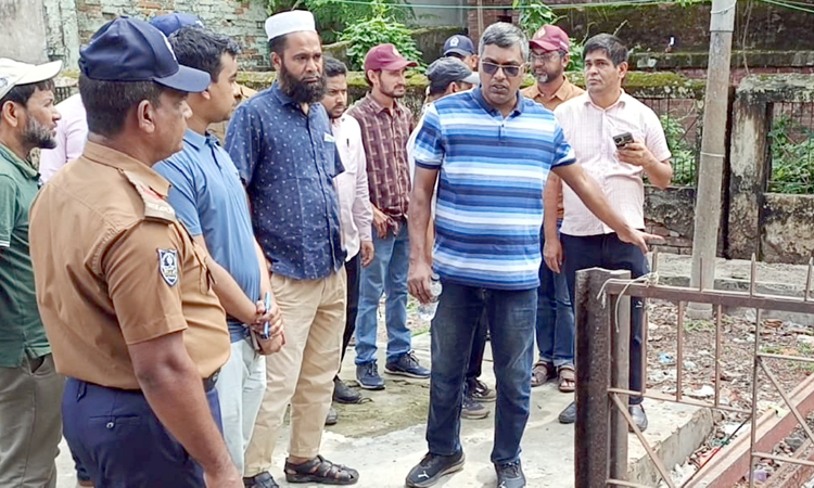 ডিআরএম’র অসন্তোষ: দিনাজপুর রেলস্টেশনে অপরিচ্ছন্ন পরিবেশ