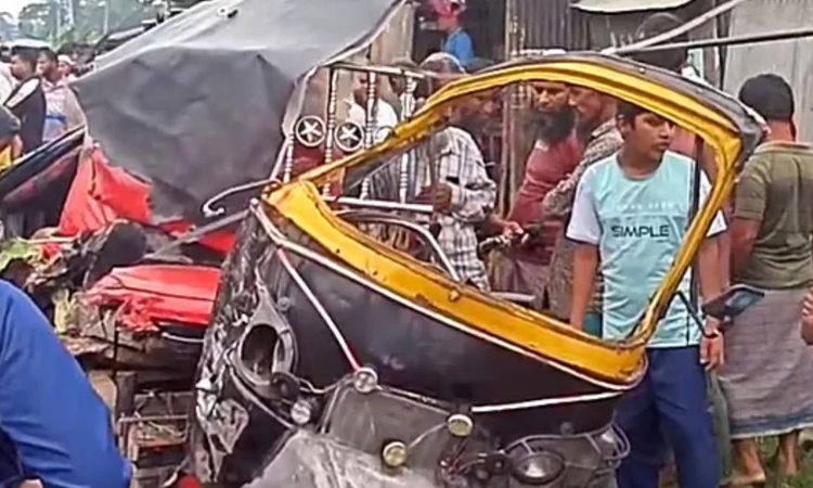 কোরবানীর গরু কিনতে গিয়ে সড়ক দুর্ঘটনায় পিতা পুত্রসহ নিহত-৫