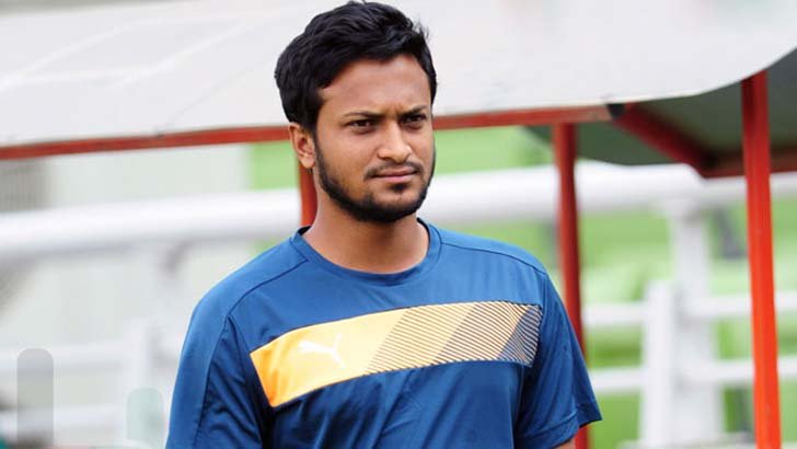 ৫ মাস পর দেশে ফিরলেন সাকিব