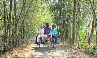 এবার ভ্যানে করে এলাকায় ঘুরলেন, জনসংযোগ করলেন সারজিস আলম