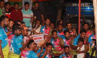 শ্বাসরুদ্ধকর ম্যাচে স্পার্ক ২০০১ ব্যাচ চ্যাম্পিয়ন