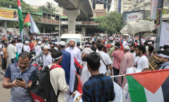 সোহরাওয়ার্দী উদ্যানে লাখো মানুষের ঢল, পতাকা-টিশার্ট বিক্রির ধুম