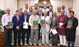 প্রধান উপদেষ্টার কাছে শ্রম সংস্কার কমিশনের প্রতিবেদন জমা