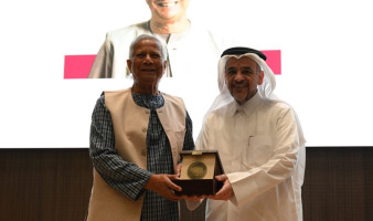 কাতার বিশ্ববিদ্যালয়ে সম্মানসূচক অ্যাওয়ার্ড পেলেন প্রধান উপদেষ্টা