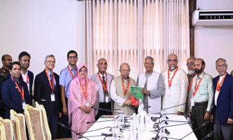 প্রধান উপদেষ্টার কাছে স্বাস্থ্যখাত সংস্কার কমিশনের প্রতিবেদন জমা