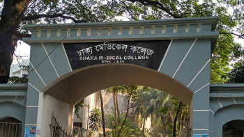 ঢাকা মেডিকেল কলেজের শিক্ষা কার্যক্রম বন্ধ ঘোষণা, হল ছাড়ার নির্দেশ